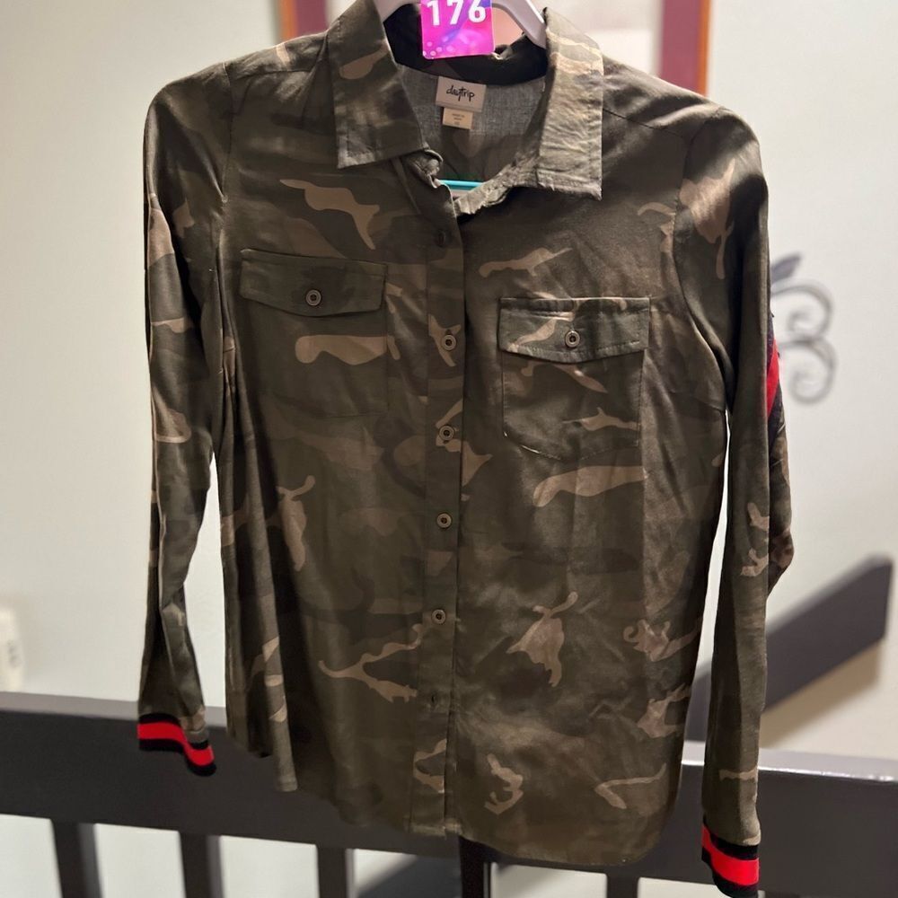 NWOT DayTrip Camouflage Long Sleeve Shirt with Red Accents Size XS #176